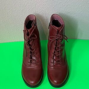 Dansko 39  Burgundy Side Zip Tie Bootie EUC
